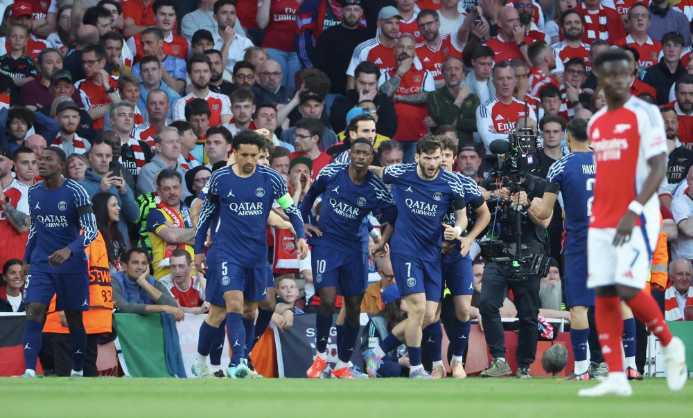 2025中足联颁奖会：成都蓉城刘殿座获中超最佳门将（中足联2025颁奖礼：成都蓉城刘殿座荣膺中超最佳门将）