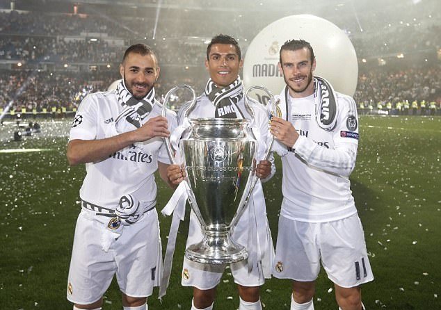 TA：因现代足球重视边路与攻防转换，菱形中场阵型已几乎绝迹（TA：现代足球强调边路与攻防转换，菱形中场几乎退出历史舞台）