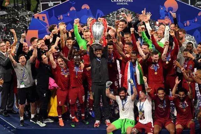 曼联续约卡塞米罗周薪或砍六成，沙特虎视眈眈（曼联拟与卡塞米罗续约，周薪或降六成，沙特球队伺机出手）